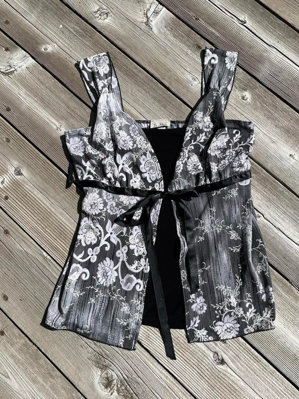 La Khaki black/grey floral tie front sleeveless blouse